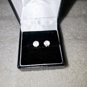 ℂ𝕝𝕖𝕒𝕣 𝕊𝕥𝕠𝕟𝕖 𝔼𝕒𝕣𝕣𝕚𝕟𝕘𝕤